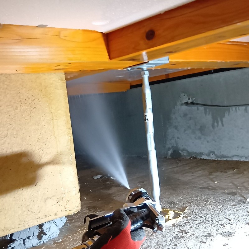 床下の木材に防蟻剤を散布