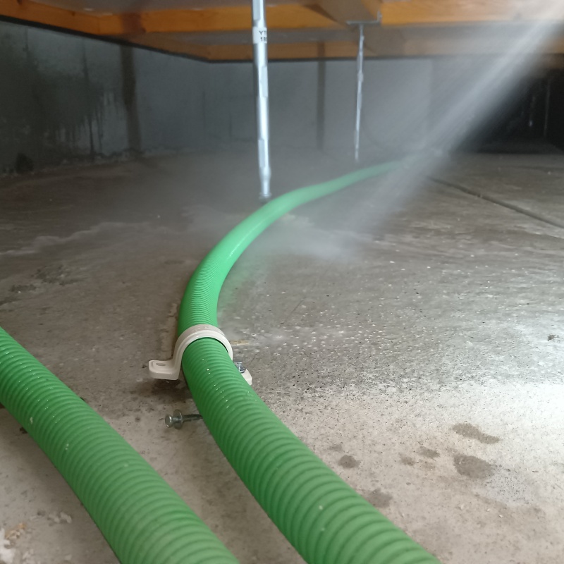 床下の地面に防蟻剤を散布