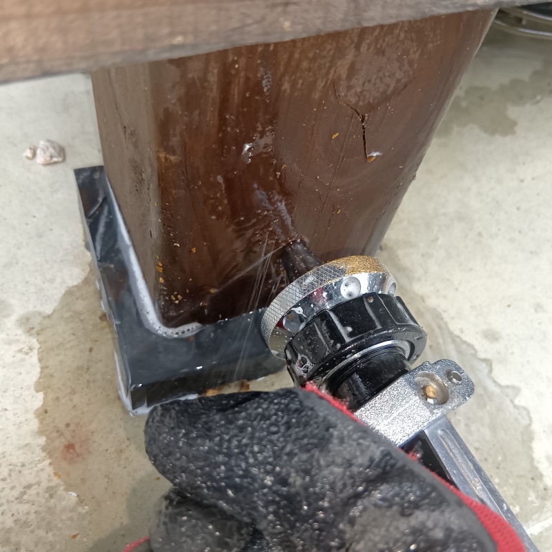 柱に防蟻剤を注入