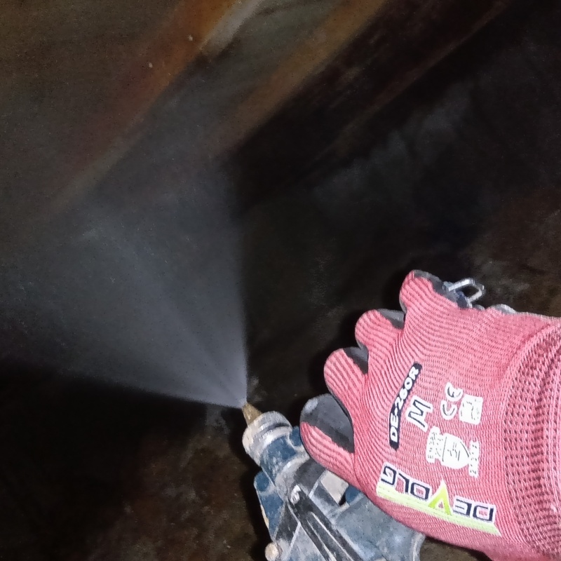 床下の木材にシロアリ駆除剤を散布