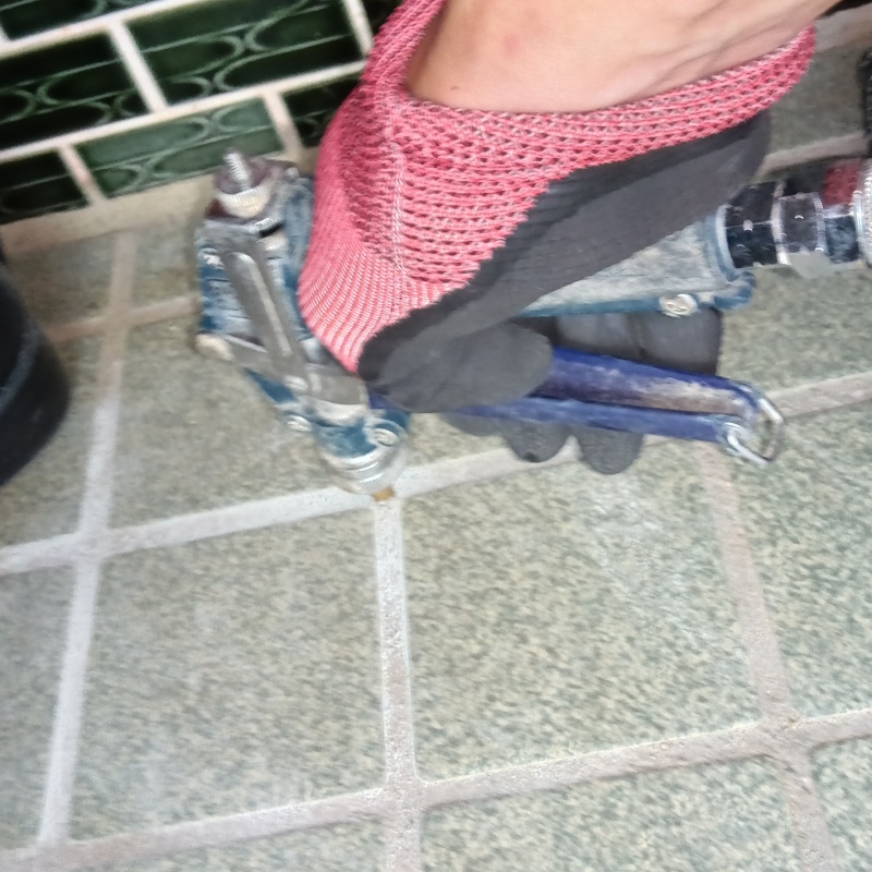 地面にシロアリ駆除剤を注入