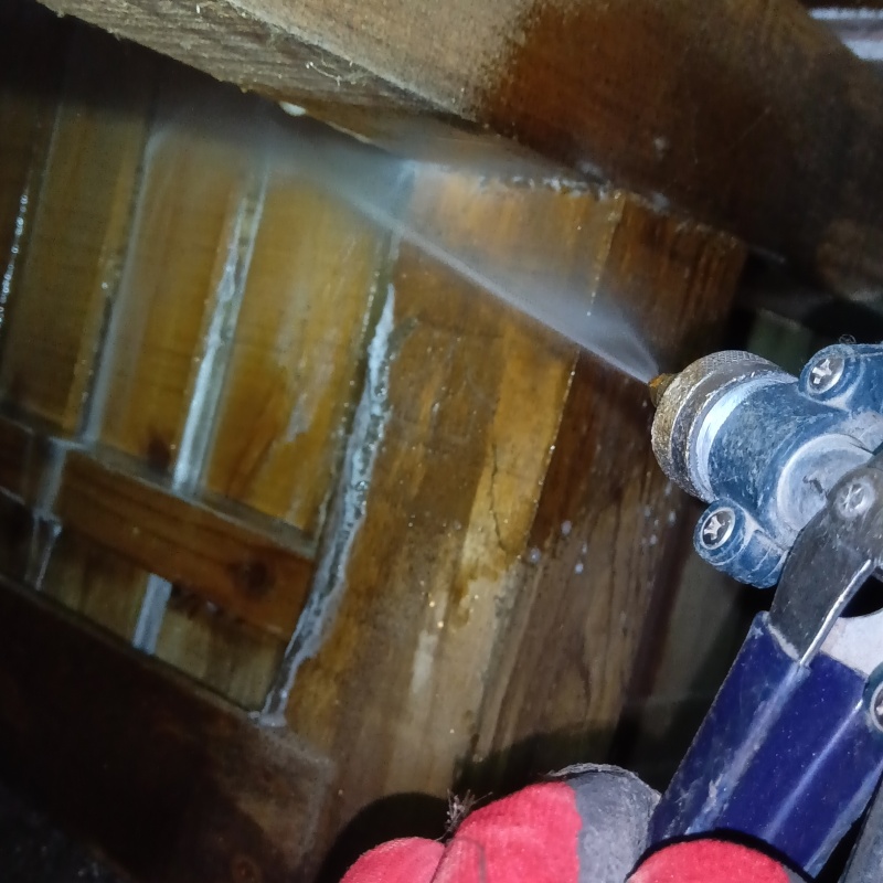 床下の木材にシロアリ駆除剤を散布