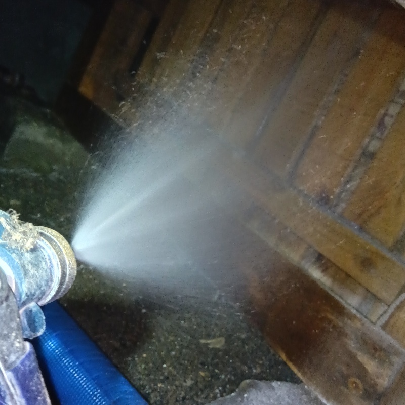 床下の木材にシロアリ駆除剤を散布