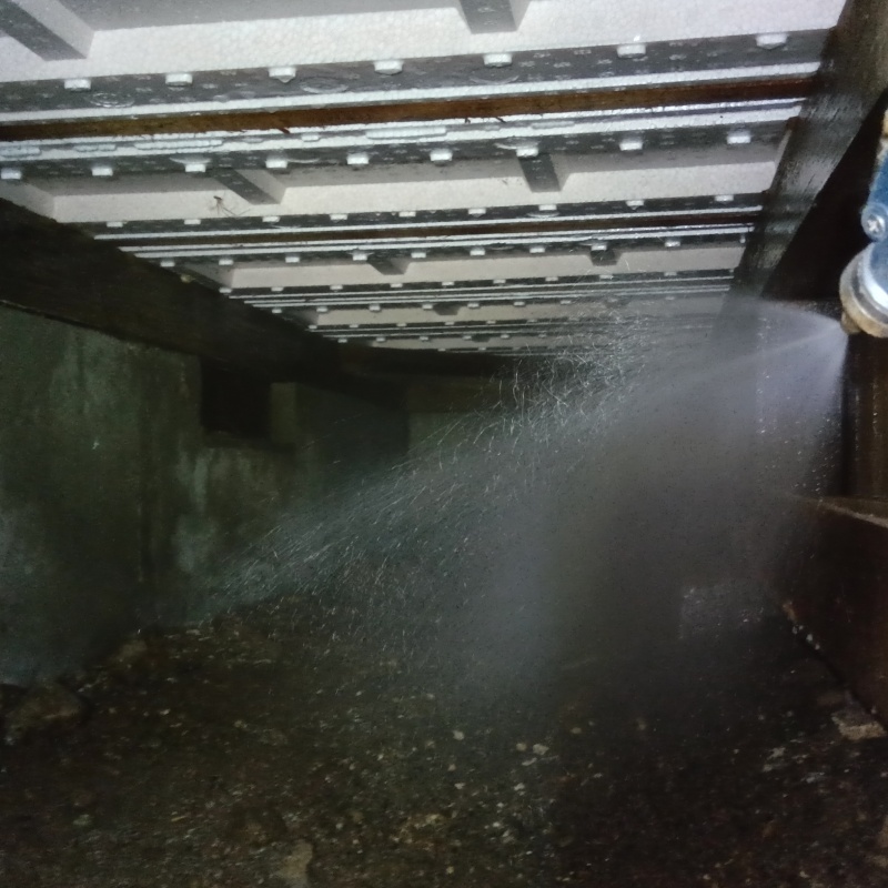 床下の地面にシロアリ駆除剤を散布