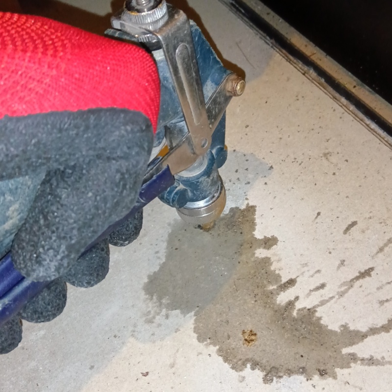 地面にシロアリ駆除剤を注入