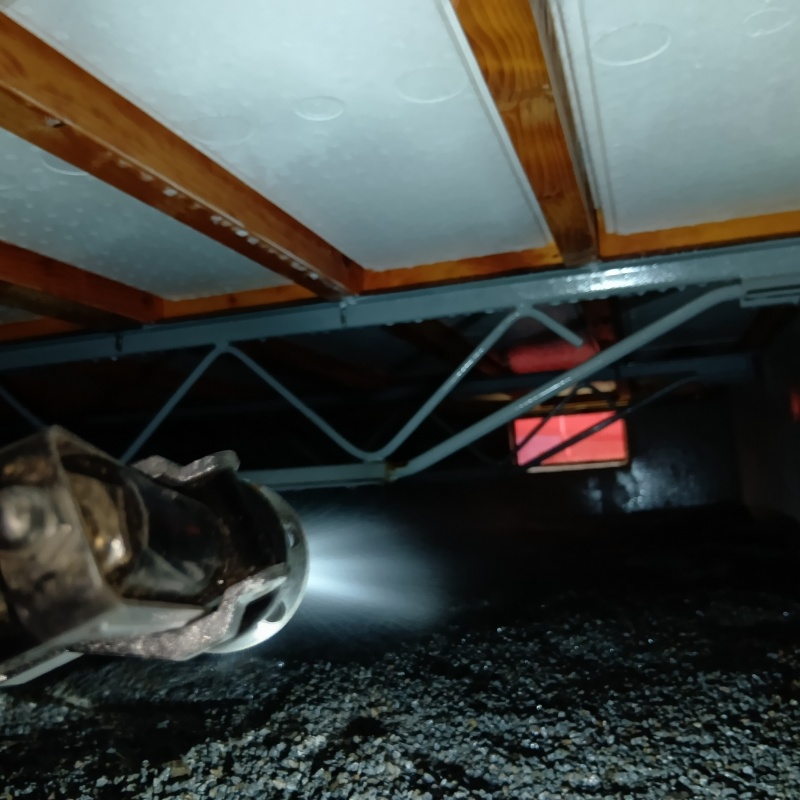 床下の地面に防蟻剤を散布