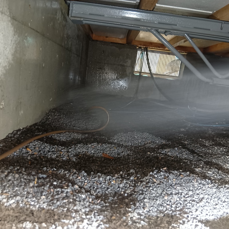 床下の地面に防蟻剤を散布