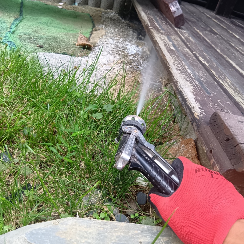 ウッドデッキに防蟻剤を散布