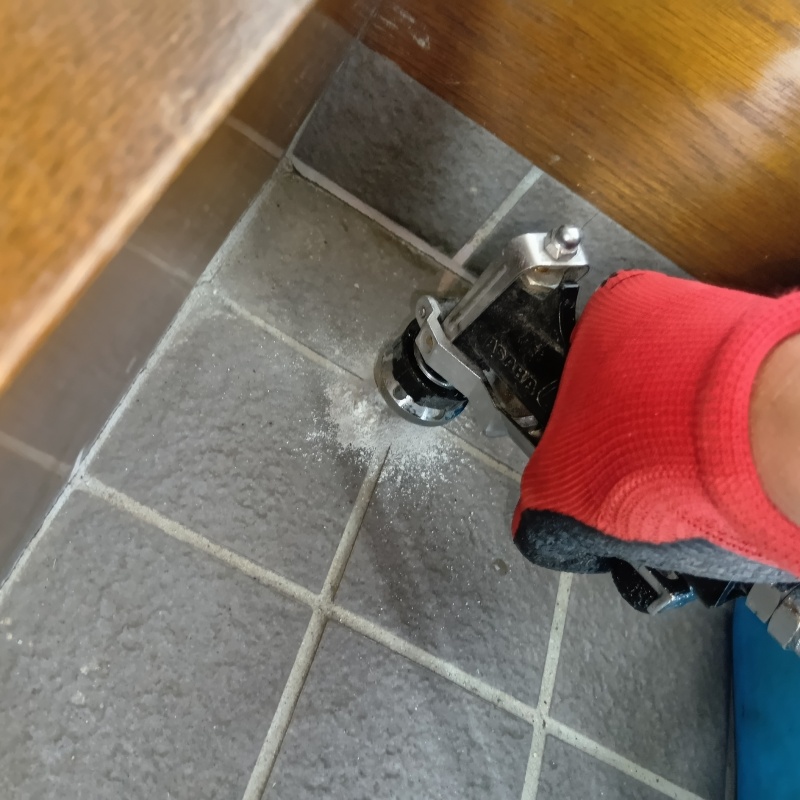 地面に防蟻剤を注入