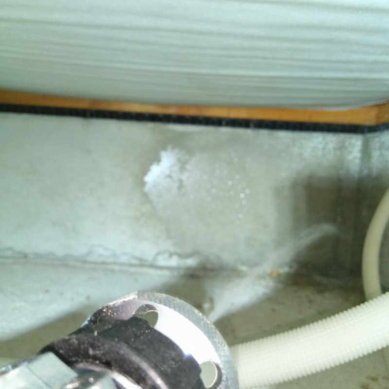 床下の基礎に防蟻剤を散布