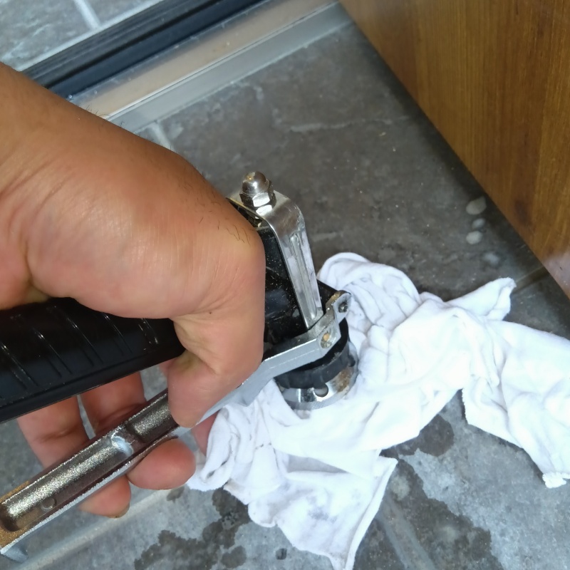 地面に防蟻剤を注入