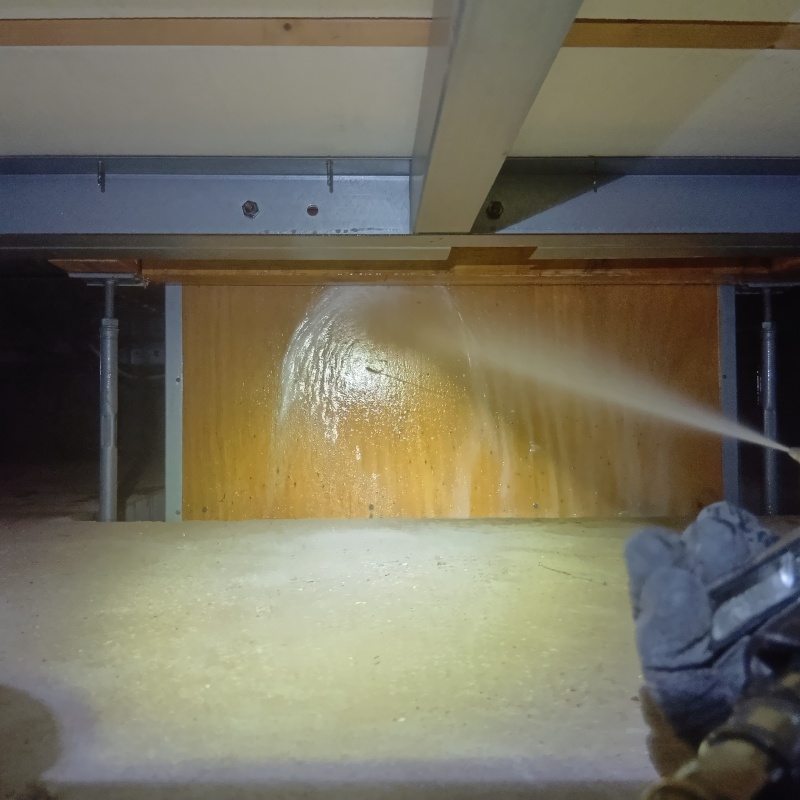 床下の木材に防蟻剤を散布