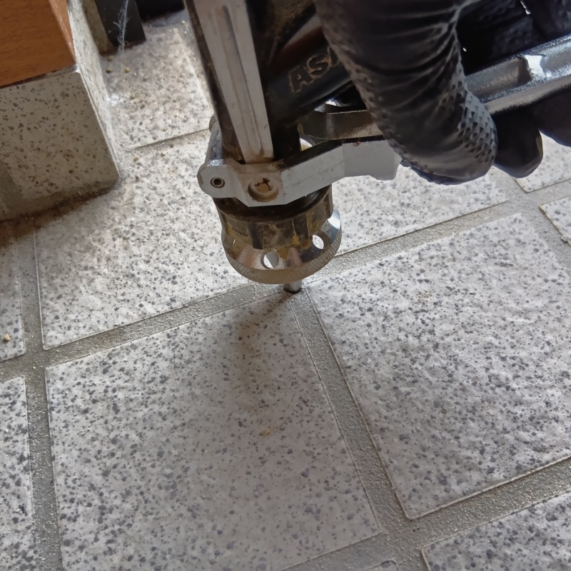 地面に防蟻剤を注入