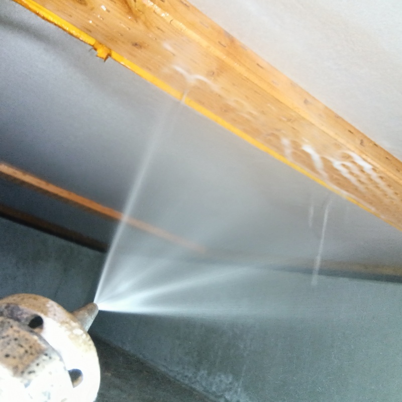 床下木材に防蟻剤を散布