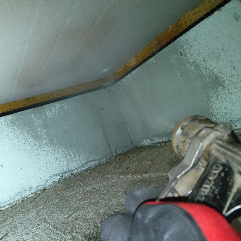 基礎に防蟻剤を散布