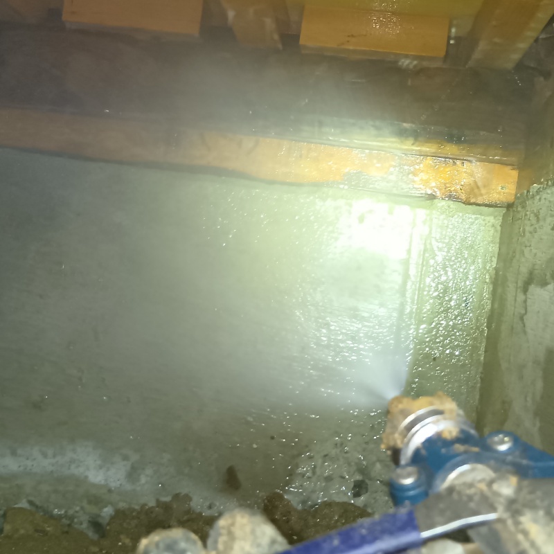 基礎にシロアリ駆除剤を散布