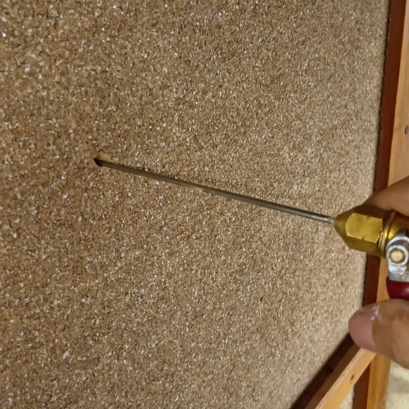 壁内部に直接シロアリ駆除剤を注入