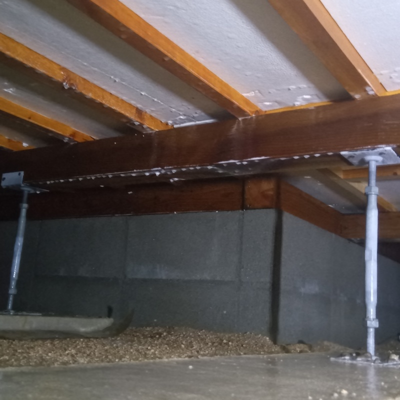 基礎に防蟻剤を散布した様子