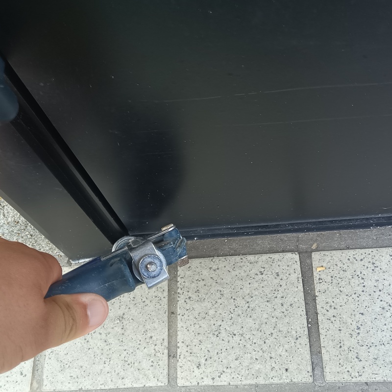 出入り口付近の床材に穴を開けて防蟻剤を注入