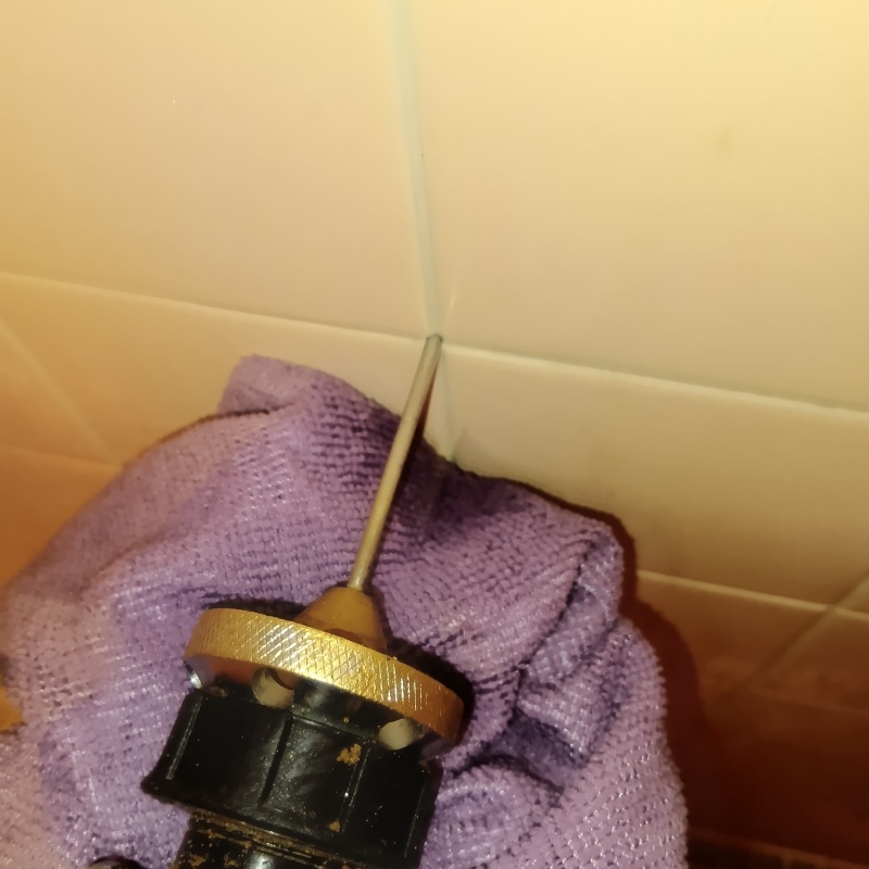 トイレの壁の目地からシロアリ駆除剤を注入