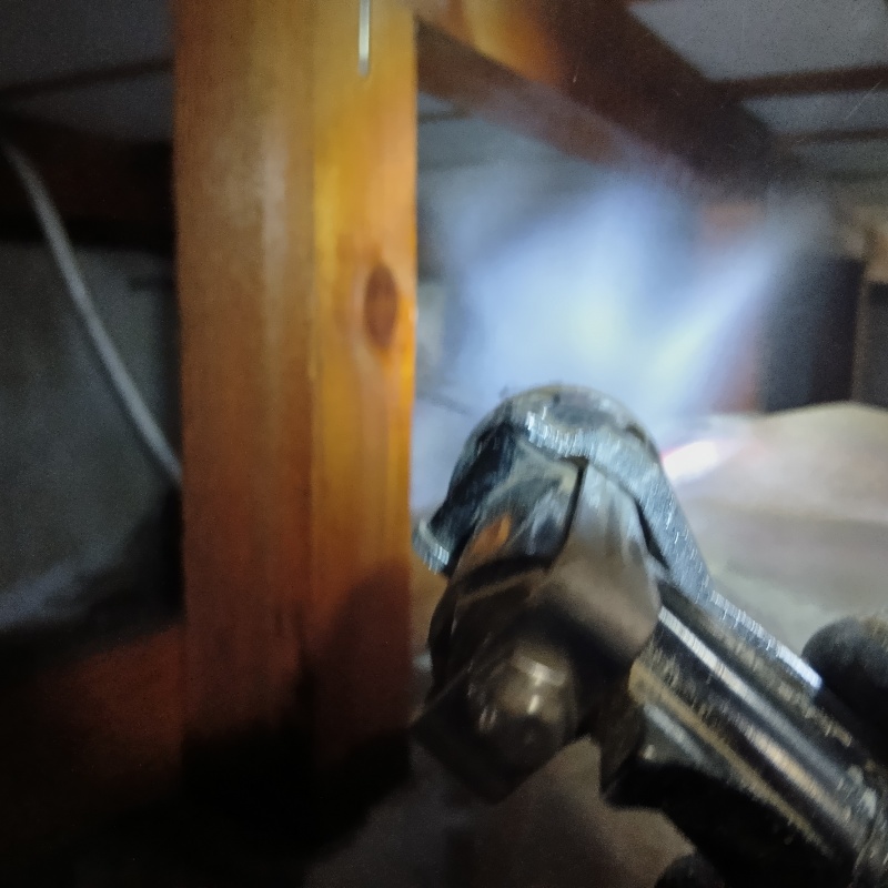 床下の木材に防蟻剤を散布