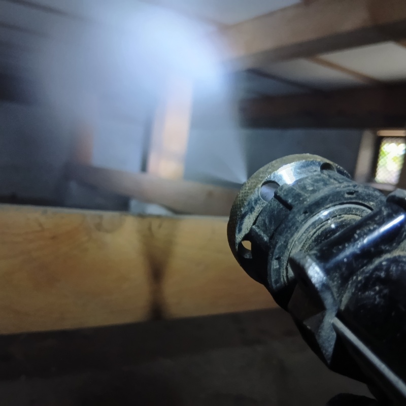 床下の木材に防蟻剤を散布