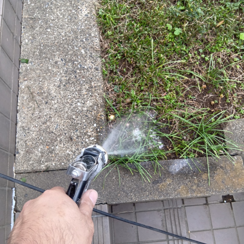 屋外の地面に防蟻剤を散布