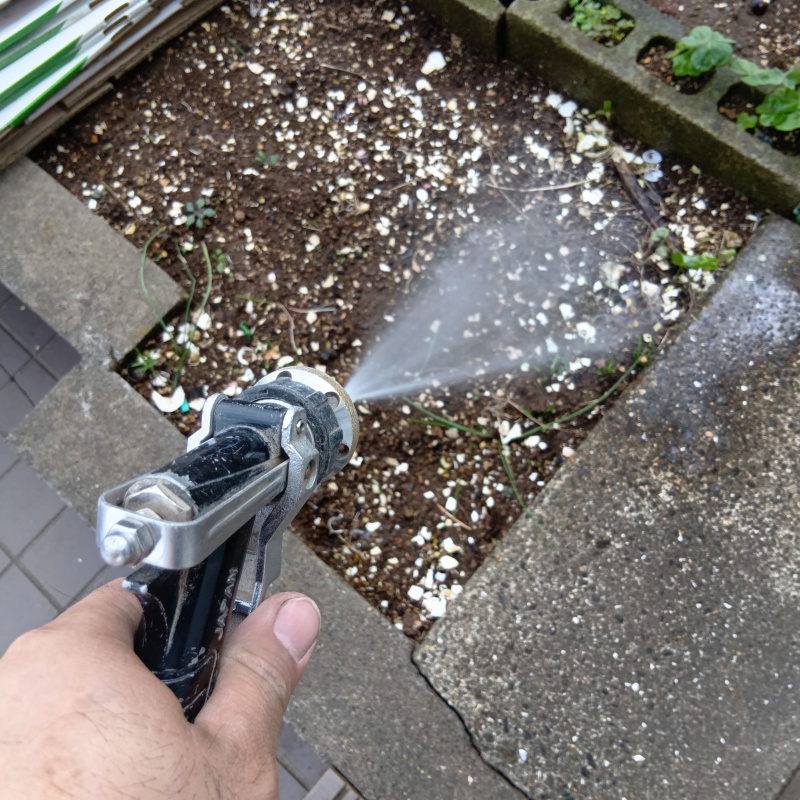 屋外の地面に防蟻剤を散布