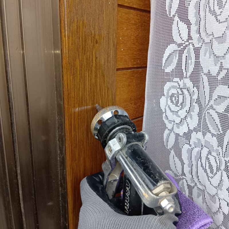 柱にシロアリ駆除剤を注入