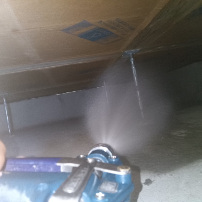 床下の木材に防蟻剤を散布