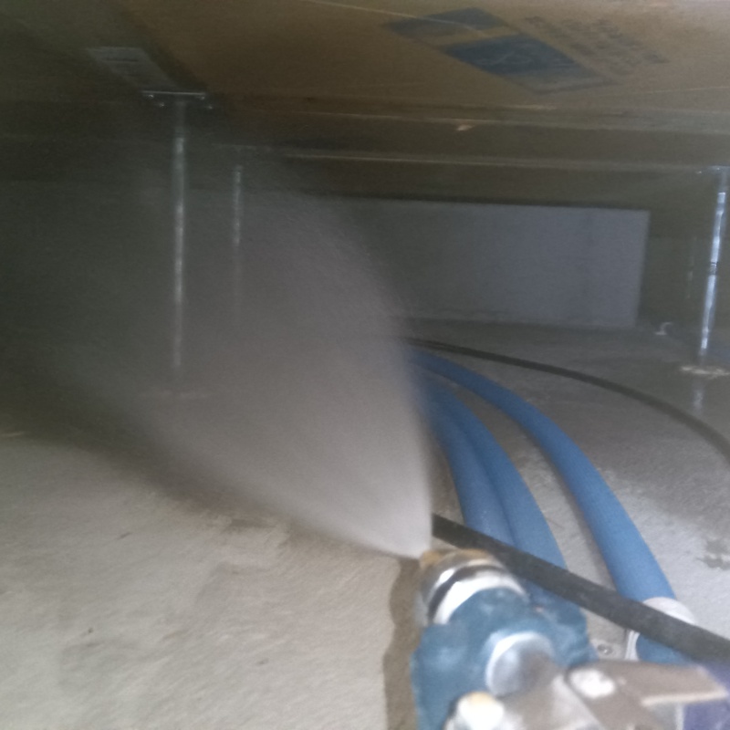 床下の木材に防蟻剤を散布