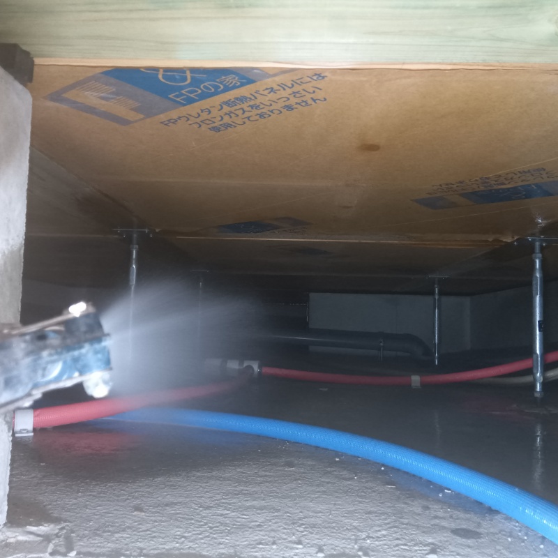 床下の地面に防蟻剤を散布