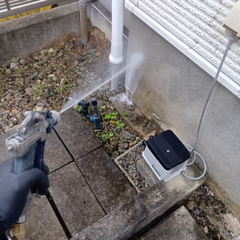 建物の外周に防蟻剤を散布