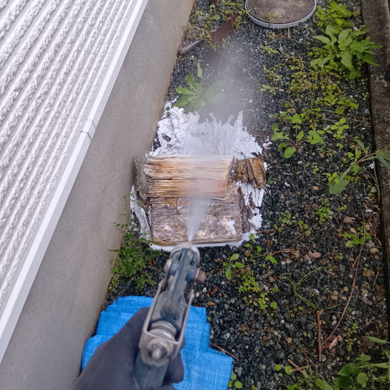 不要な木材に防蟻剤を散布