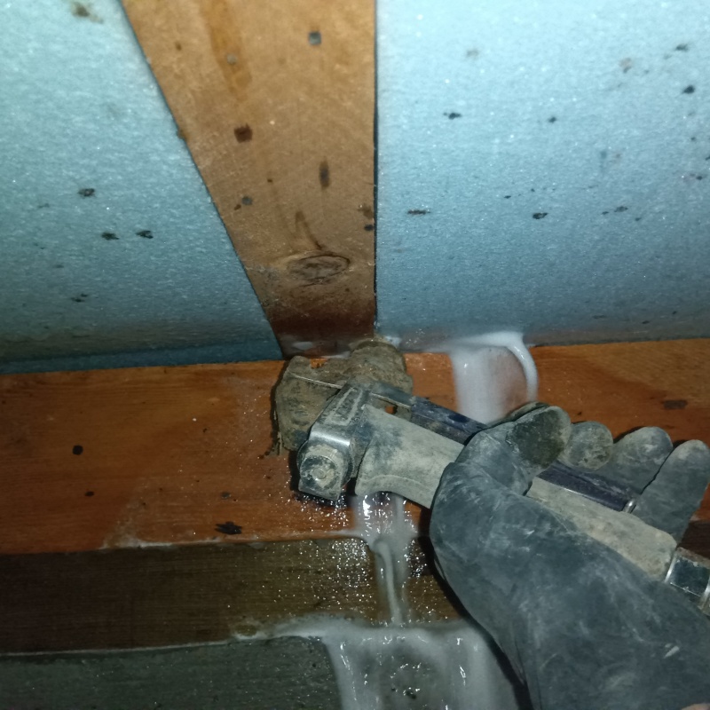 床下の木材に防蟻剤を散布