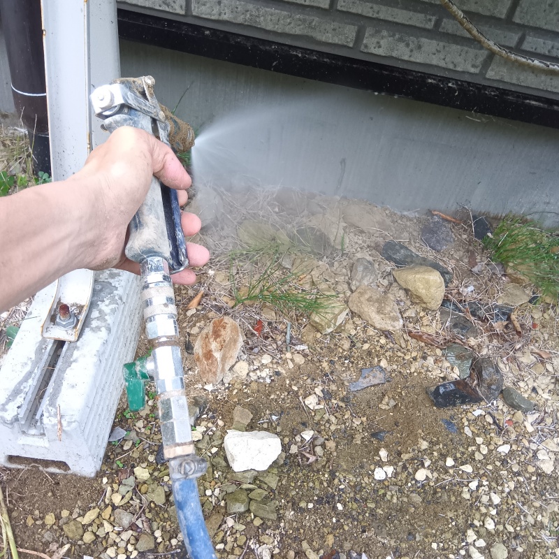 建物の外周に防蟻剤を散布