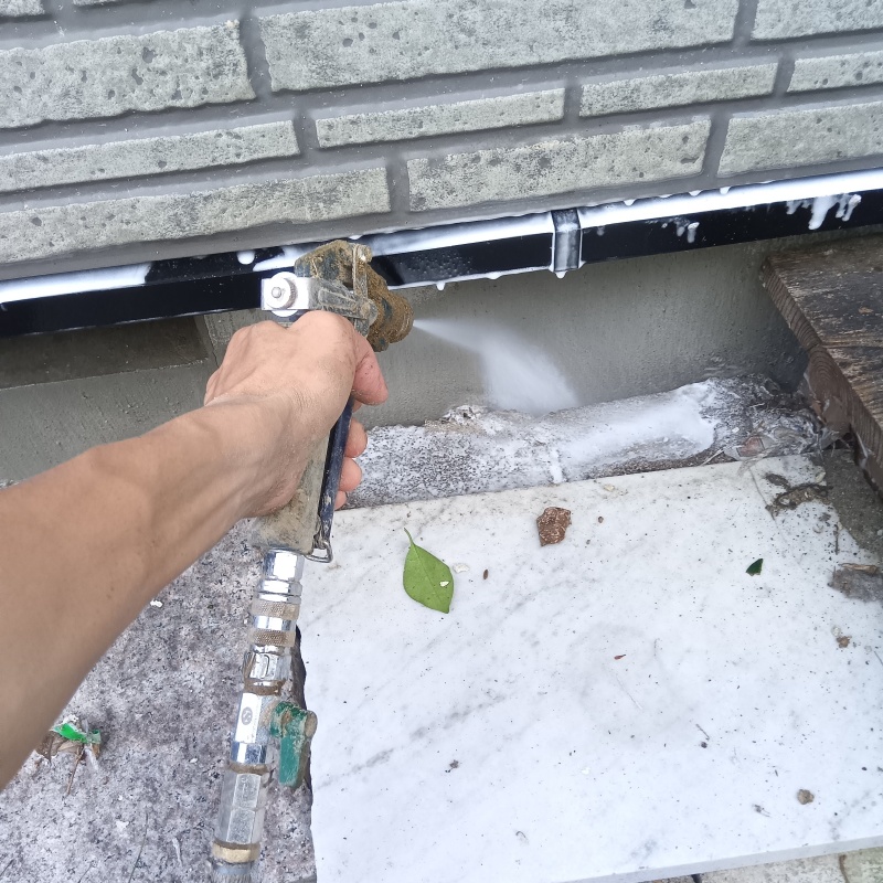 建物の外周に防蟻剤を散布