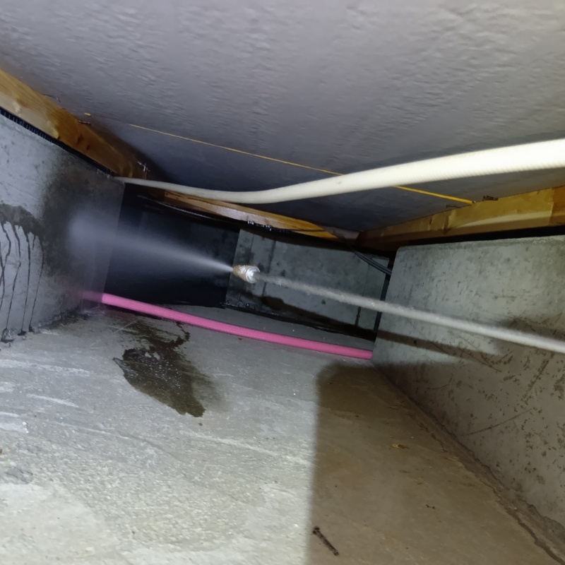 床下の地面に防蟻剤を散布