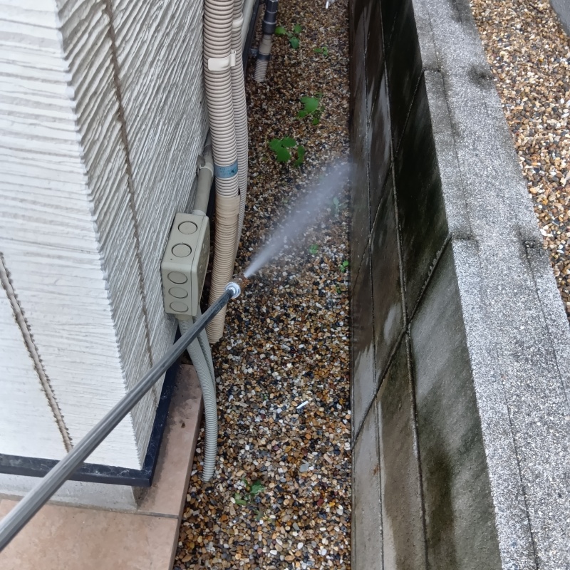 建物の外周に防蟻剤を散布