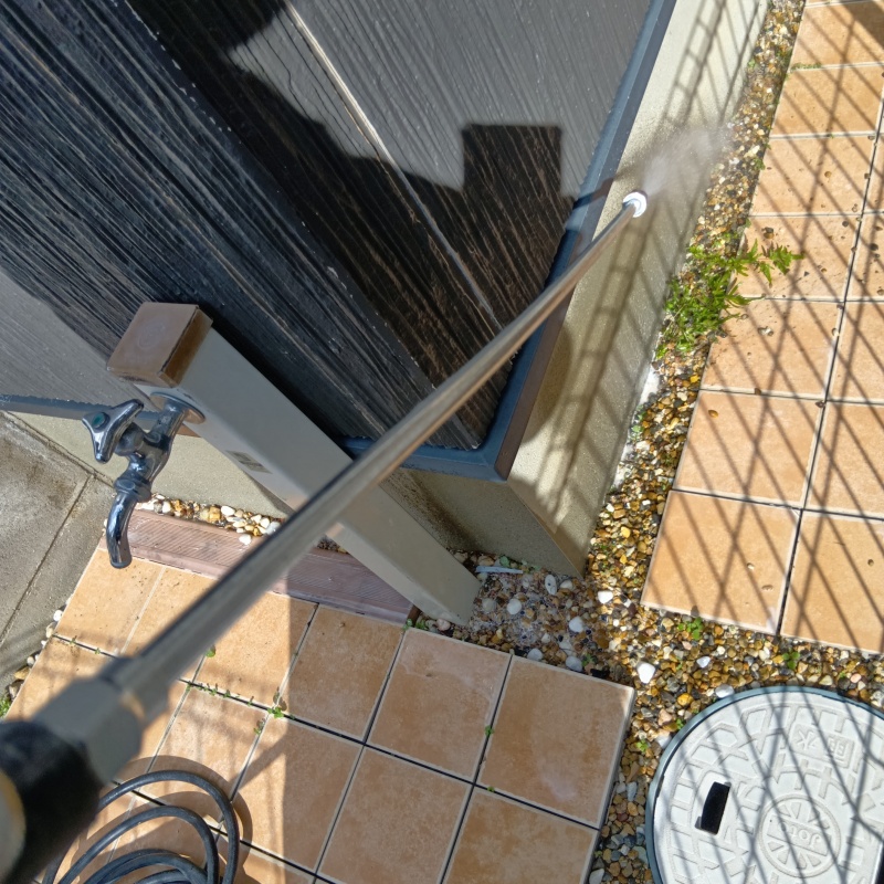 建物の外周に防蟻剤を散布