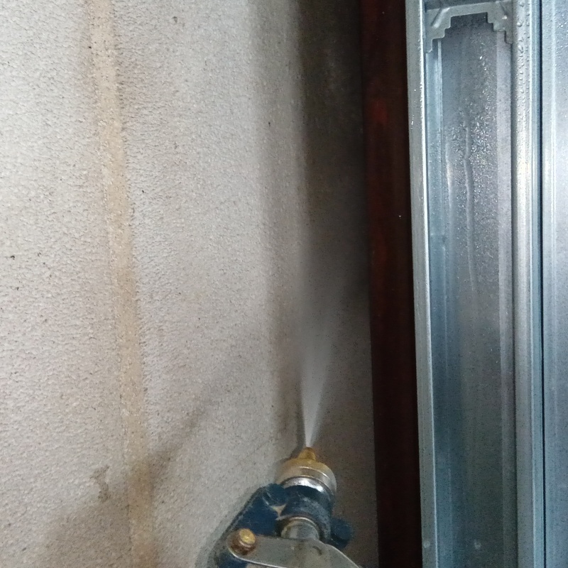 ドア付近の木部にシロアリ駆除剤を散布