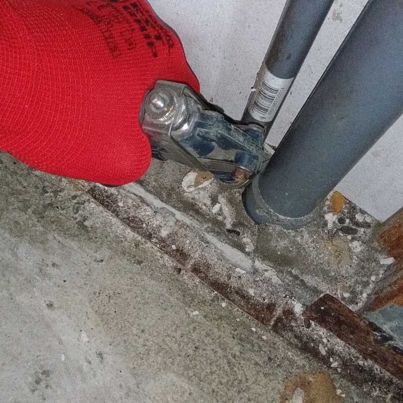 配管まわりにシロアリ駆除剤を散布