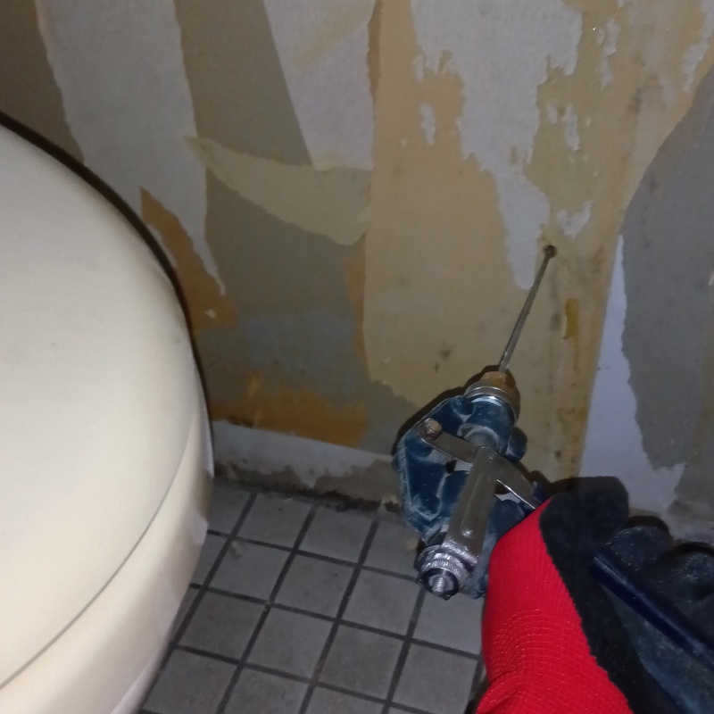 壁にシロアリ駆除剤を注入