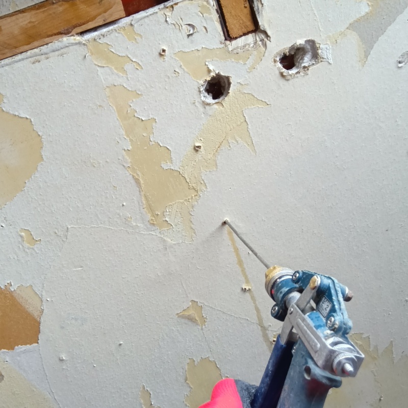 壁にシロアリ駆除剤を注入