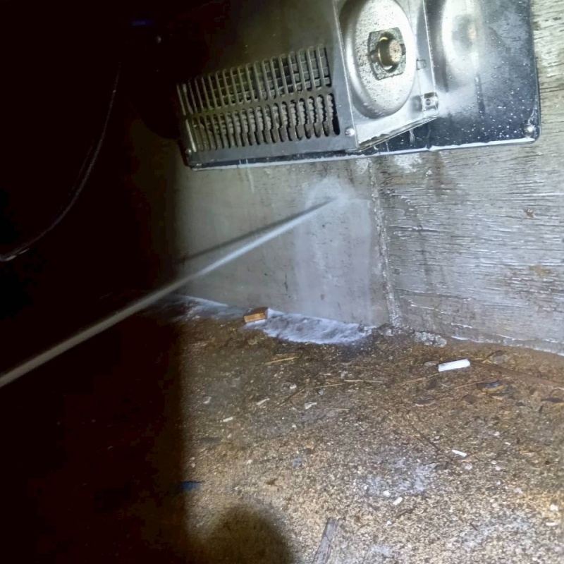 基礎に防蟻剤を散布