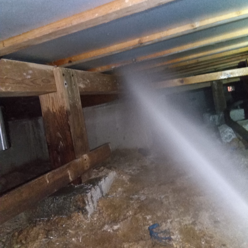 床下断熱材にシロアリ駆除剤を散布