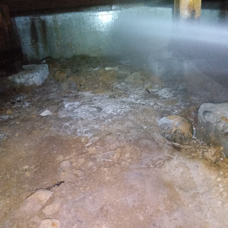 基礎にシロアリ駆除剤を吹きつける様子