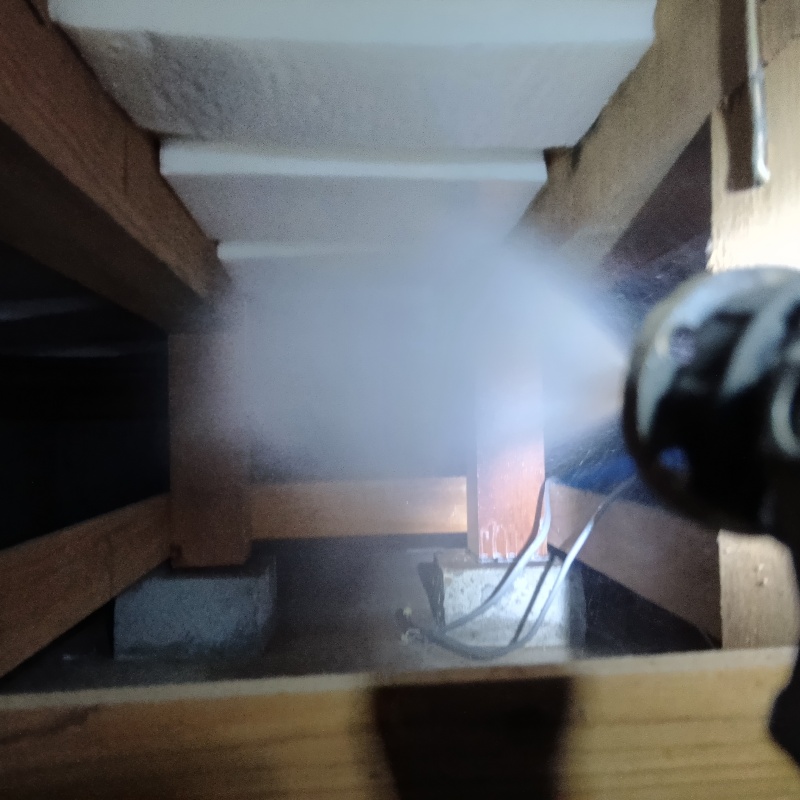 床下断熱材にシロアリ駆除剤を散布する様子