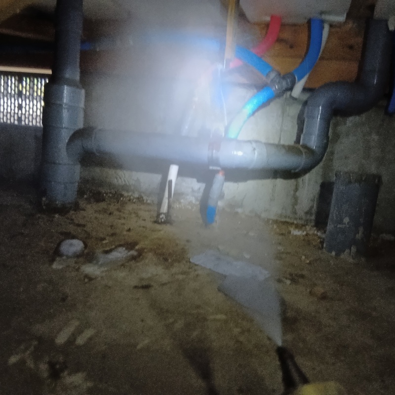 基礎にシロアリ駆除剤を散布