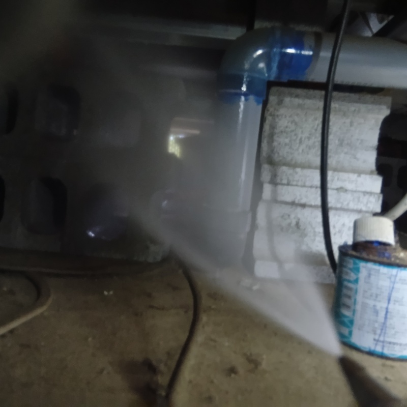 基礎にシロアリ駆除剤を吹き付ける様子